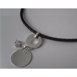 Pendentif sur cordon cuir 